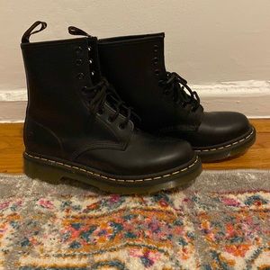 1460 WOMEN'S SMOOTH LEATHER LACE UP BOOTS Doc Martens